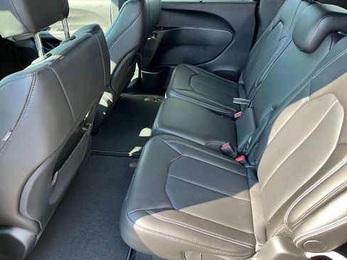 New 2026 Chrysler Pacifica Select image 16