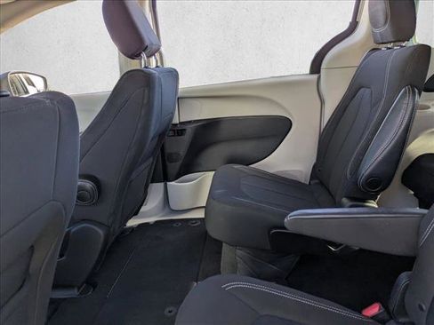 Used 2022 Chrysler Voyager LX image 17