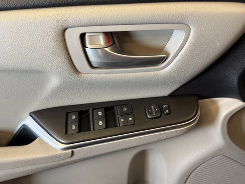 Used 2016 Toyota Camry SE image 18