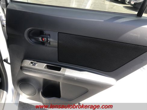 Used 2010 Scion xB FWD image 17