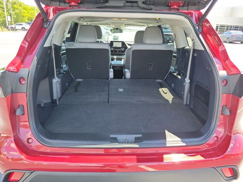 Certified 2025 Toyota Highlander XLE FWD image 13