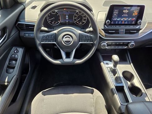 Used 2025 Nissan Altima 2.5 SV FWD image 13