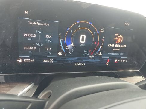 Used 2025 Chevrolet Suburban Z71 AWD/4WD image 2