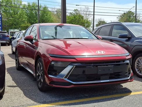 Used 2025 Hyundai Sonata SEL FWD image 2