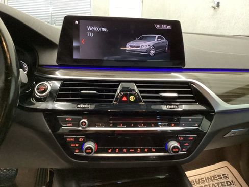 Used 2019 BMW 530e xDrive w/ Convenience Package AWD/4WD image 18