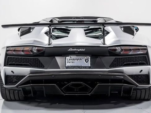 Used 2018 Lamborghini Aventador S image 5