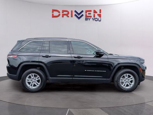 Used 2024 Jeep Grand Cherokee Laredo w/ Luxury Tech Group I RWD image 6