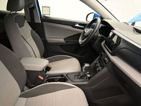 Used 2023 Volkswagen Taos SE w/ Panoramic Sunroof Package FWD image 11