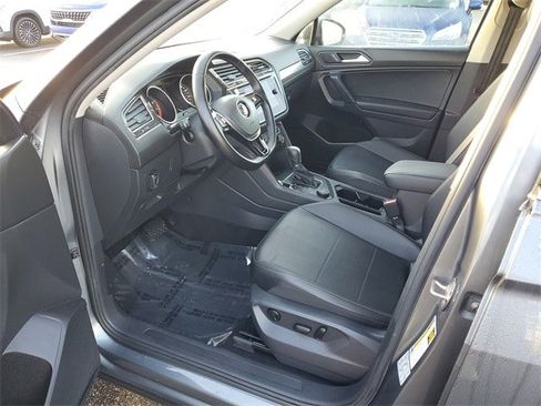 Used 2019 Volkswagen Tiguan SE w/ Panoramic Sunroof Package image 16