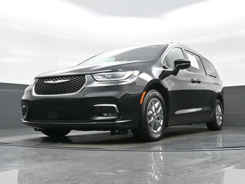 Used 2022 Chrysler Pacifica Touring-L FWD image 26