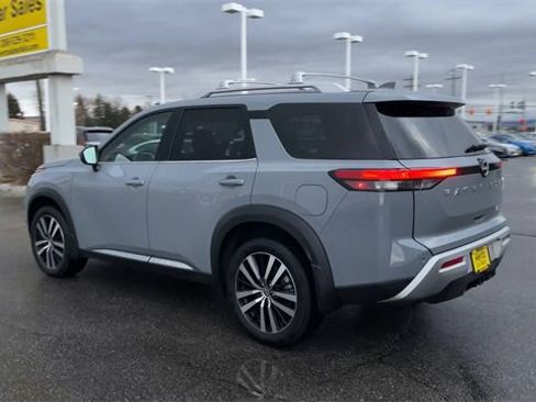 Used 2025 Nissan Pathfinder Platinum image 7