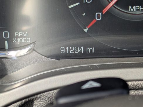 Used 2020 Cadillac Escalade Premium Luxury image 2