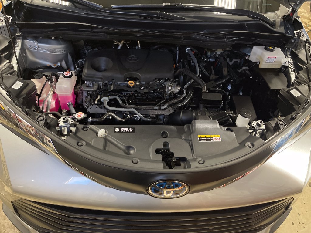 Certified 2025 Toyota Sienna XLE FWD image 9