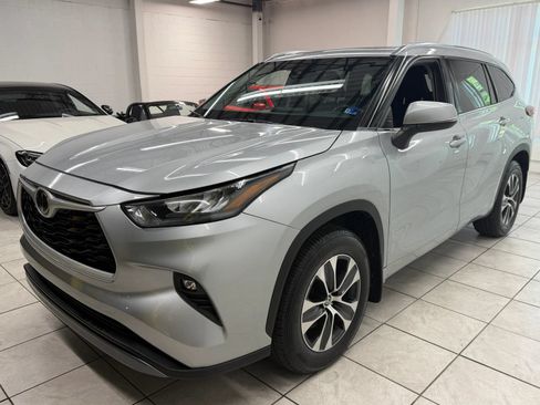 Used 2020 Toyota Highlander XLE AWD/4WD image 3