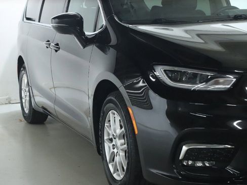 Used 2024 Chrysler Pacifica Touring-L FWD image 8