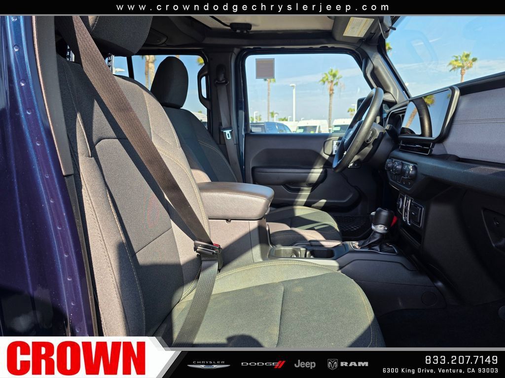 Used 2025 Jeep Gladiator Mojave AWD/4WD image 11