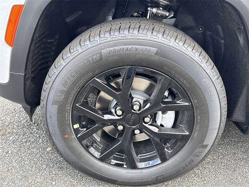 New 2025 Jeep Grand Cherokee Altitude image 12