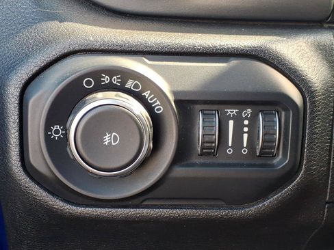 Used 2018 Jeep Wrangler Unlimited Sahara AWD/4WD image 21