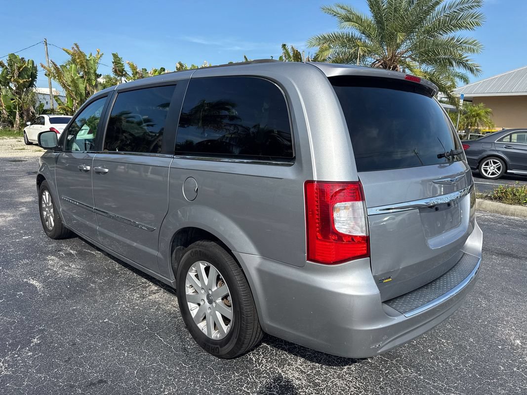 Used 2016 Chrysler Town & Country Touring FWD image 2