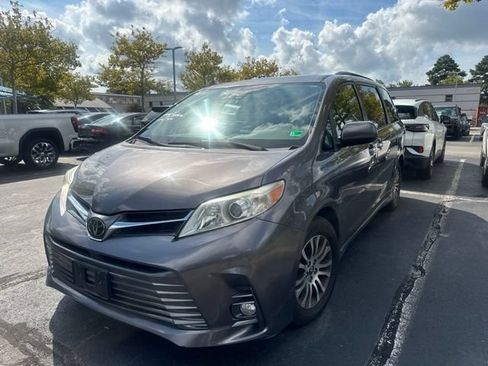 Used 2018 Toyota Sienna XLE w/ XLE Navigation Package FWD image 5
