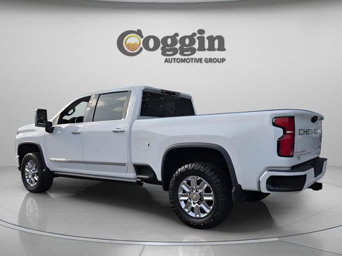 Used 2024 Chevrolet Silverado 2500 High Country w/ High Country Premium Package AWD/4WD image 3