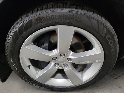 Used 2024 Land Rover Defender 110 SE image 11