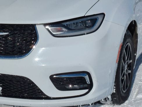 Used 2024 Chrysler Pacifica Touring-L image 3