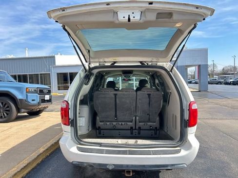 Used 2006 Chrysler Town & Country Touring image 8
