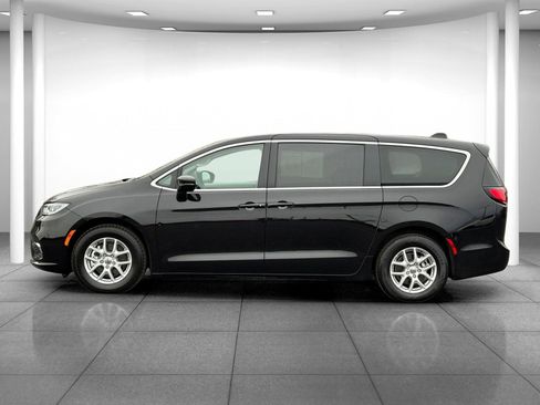 Used 2024 Chrysler Pacifica Touring-L image 4