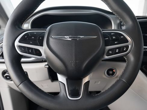 Used 2022 Chrysler Pacifica Touring-L FWD image 23