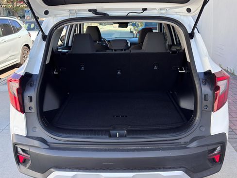 Used 2024 Kia Seltos LX image 8