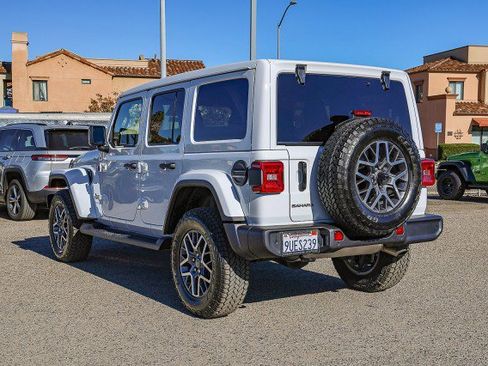 Used 2025 Jeep Wrangler Sahara image 6