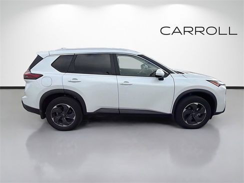 Used 2024 Nissan Rogue SV w/ SV Premium Package image 2