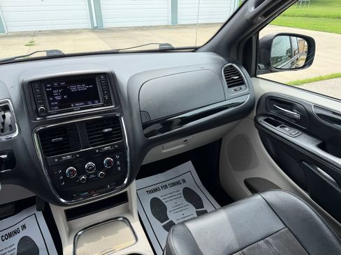 Used 2020 Dodge Grand Caravan SXT FWD image 25