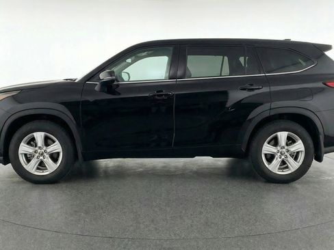 Used 2025 Toyota Highlander LE image 5