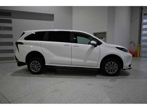 New 2026 Toyota Sienna LE image 5