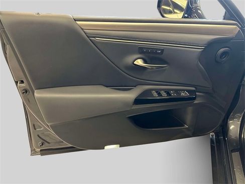 Used 2023 Lexus ES 300h F Sport image 15