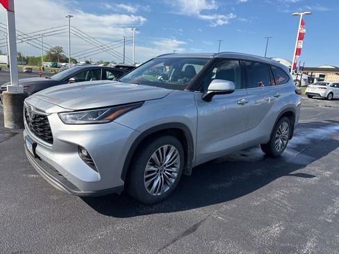 Used 2022 Toyota Highlander Platinum image 3