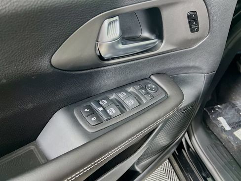 New 2027 Chrysler Pacifica Limited AWD/4WD image 18