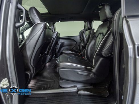 Used 2021 Chrysler Pacifica Limited w/ Uconnect Theater Family Group FWD image 25