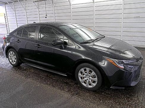 Used 2022 Toyota Corolla LE image 2
