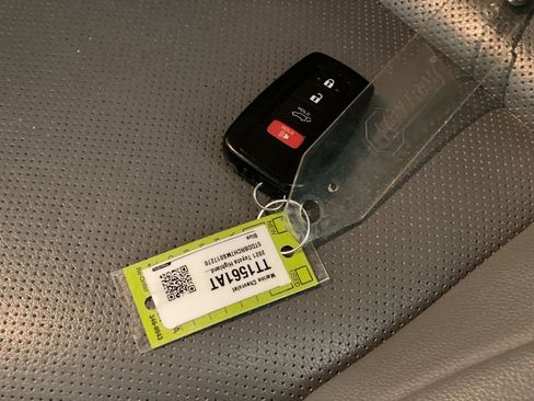 Used 2021 Toyota Highlander Limited AWD/4WD image 19