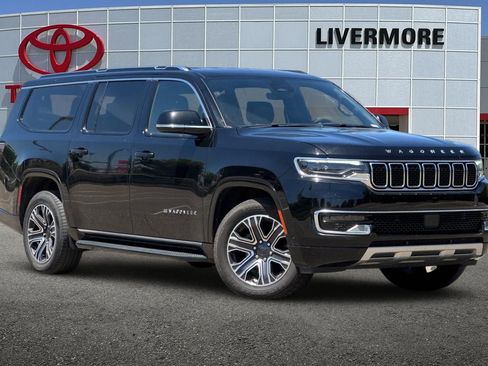 Used 2024 Jeep Wagoneer L Series II w/ Flexible Seating Group AWD/4WD image 2