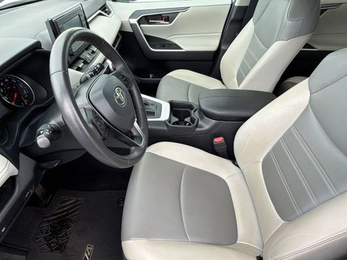 Used 2021 Toyota RAV4 XLE Premium FWD image 5