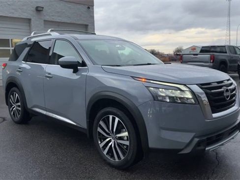 Used 2025 Nissan Pathfinder Platinum image 3
