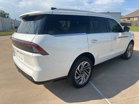 Used 2026 Lincoln Navigator Reserve AWD/4WD image 5