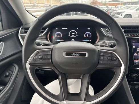 Used 2023 Jeep Grand Cherokee Laredo image 21