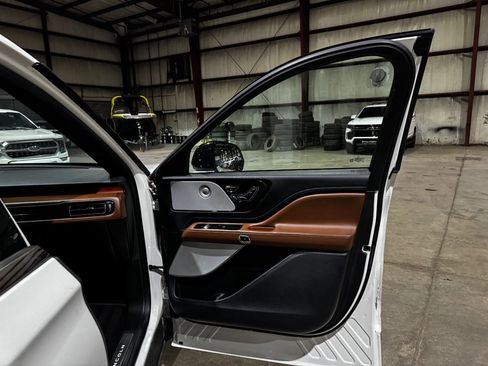 Used 2020 Lincoln Aviator Reserve w/ Equipment Group 201A image 24