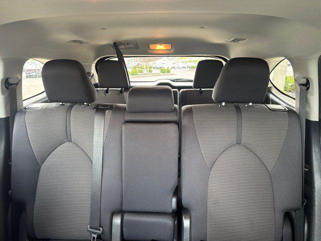 Used 2024 Toyota Highlander LE AWD/4WD image 6