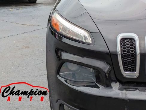 Used 2018 Jeep Cherokee Latitude FWD image 11